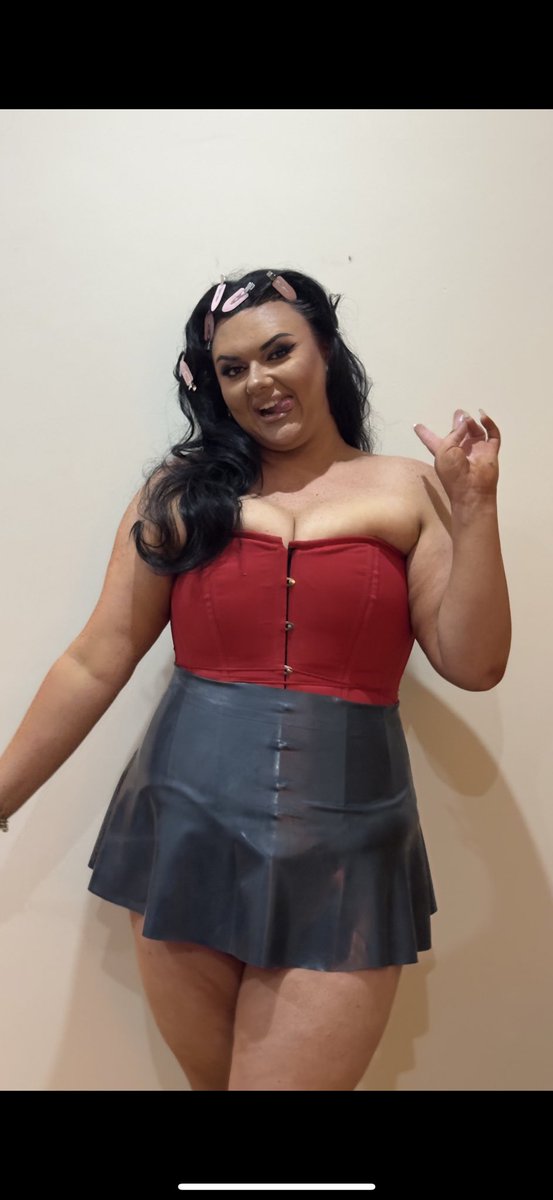 willowsinnr's tweet photo. Skirt -@DollysLatex 
Corset - @amazon 
#latex #latexmodel #rubber https://t.co/DiwL7VvSAh