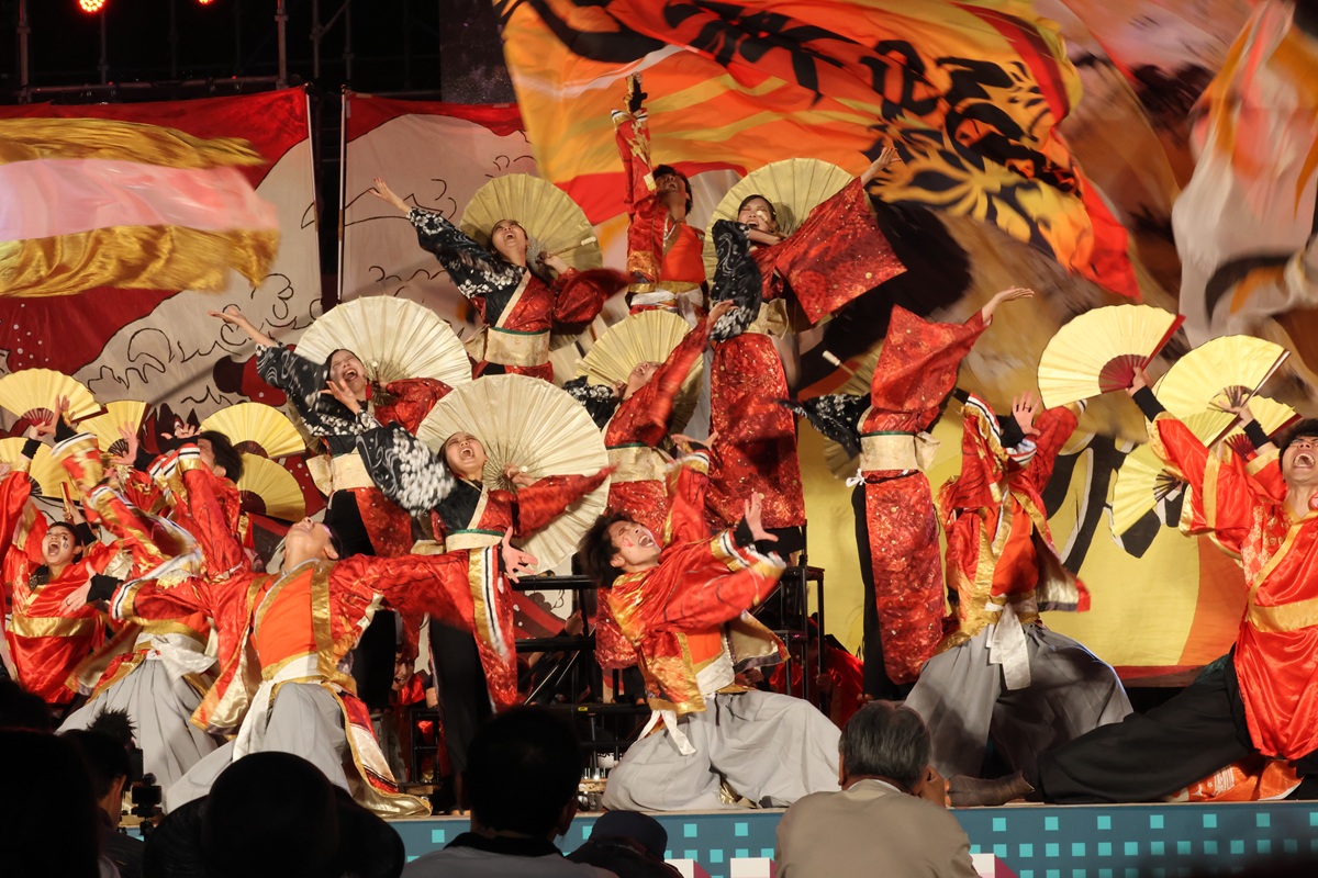 京炎そでふれ！志舞踊『幕燈』
にっぽんど真ん中祭り
久屋大通公園会場
2025.8.29

扇子のシーンでは歓声が上がってました。
素敵な演舞ありがとうございます！！
#京炎そでふれ志舞踊　#志舞踊　#坂本龍馬
#にっぽんど真ん中祭り　#どまつり