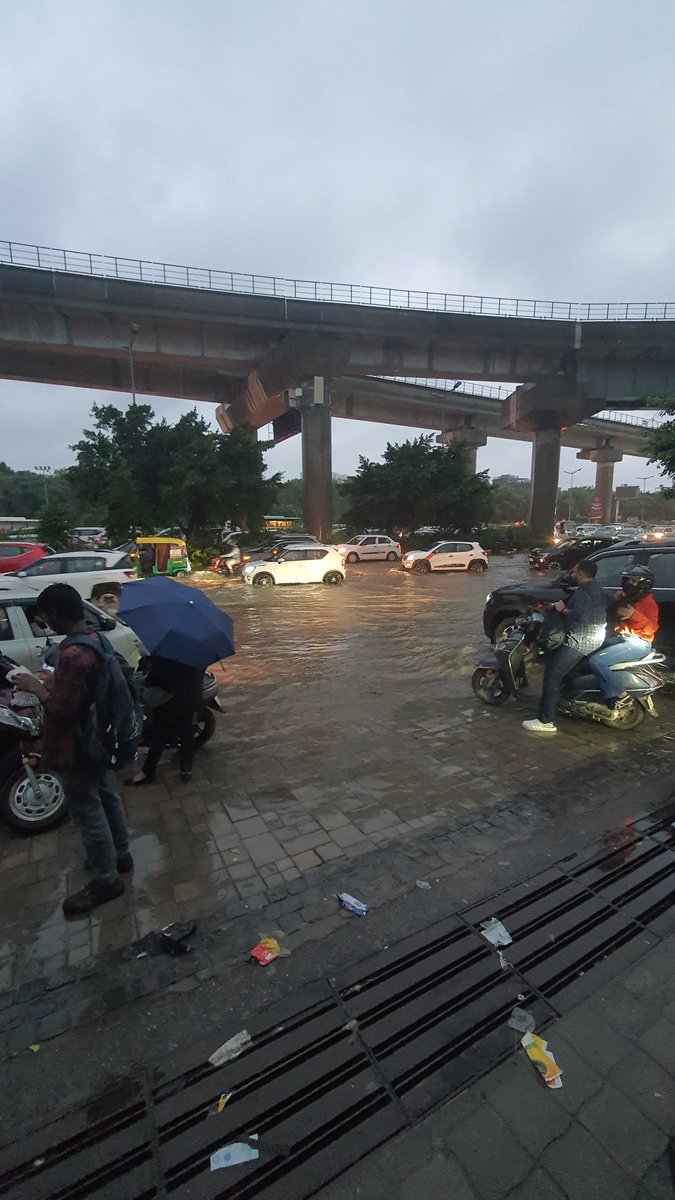 ManishK59084316's tweet image. Hi gurgoan employee 

Kindly pay taxes to get this type of as u won&apos;t get when u pay that much taxes to any country 😌😌.

#badsystem #Sarkar