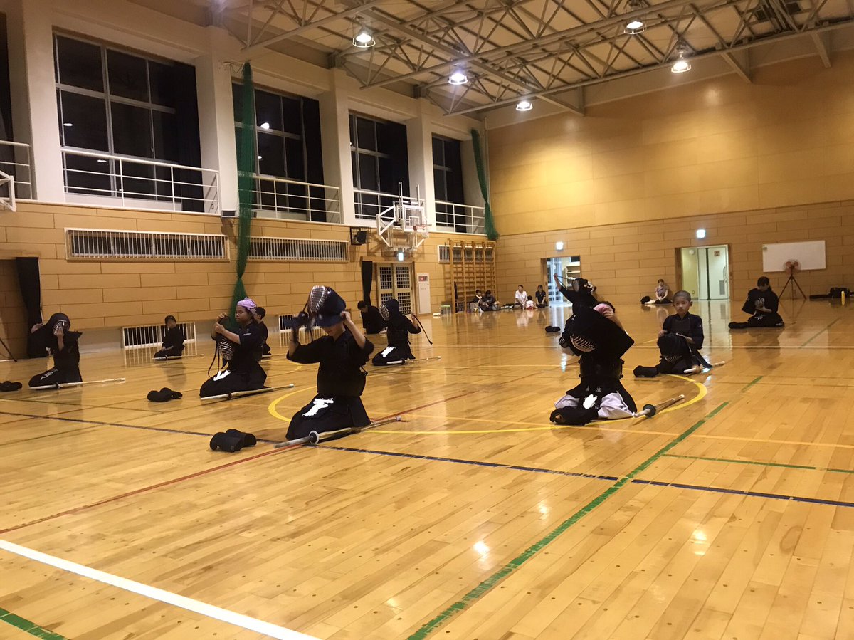 通常稽古終了。今日も体育館が使えない隣の少年団と合同です。こんなに人数がいるんだからもっと声出して欲しいよね。後半は元立ちで稽古したけど子どもたちよりリバ剣スタ剣のお父さんたちの方が元気いっぱいでした😅