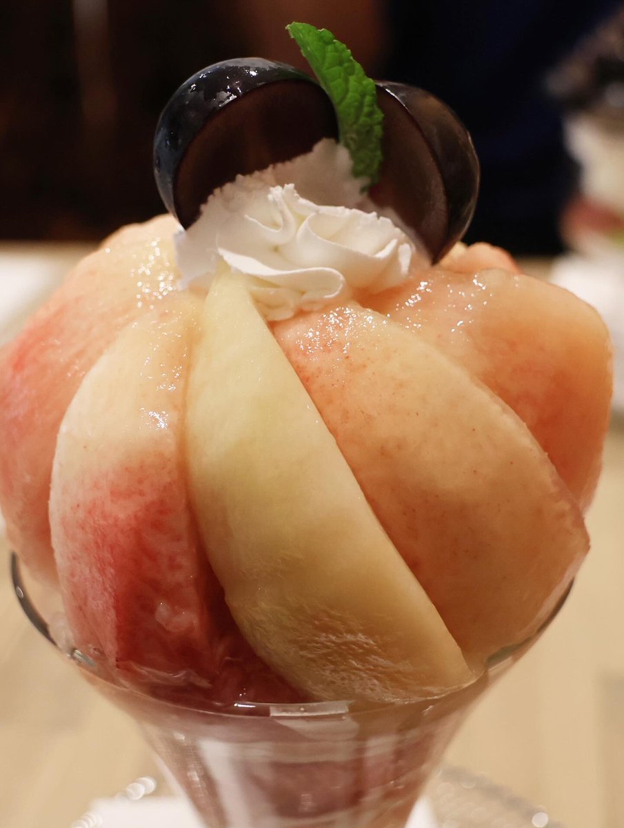 千畳敷カールの帰りに寄った、箕輪のベジかける。ミニサイズを頼んだのに想像を超える桃パフェが来た…！桃を1.5個使ったパフェはみずみずしくて、下のアイスもクリームも美味しくて絶品！友達のシャインマスカットや長野パープルのパフェもめちゃ美味しそうだったよ！