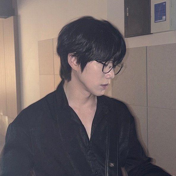 얘들아... 올블랙에 생머리의 정열,,,, 너무 섹시하면서 청순한데 예민미까지 있으셔,,,,