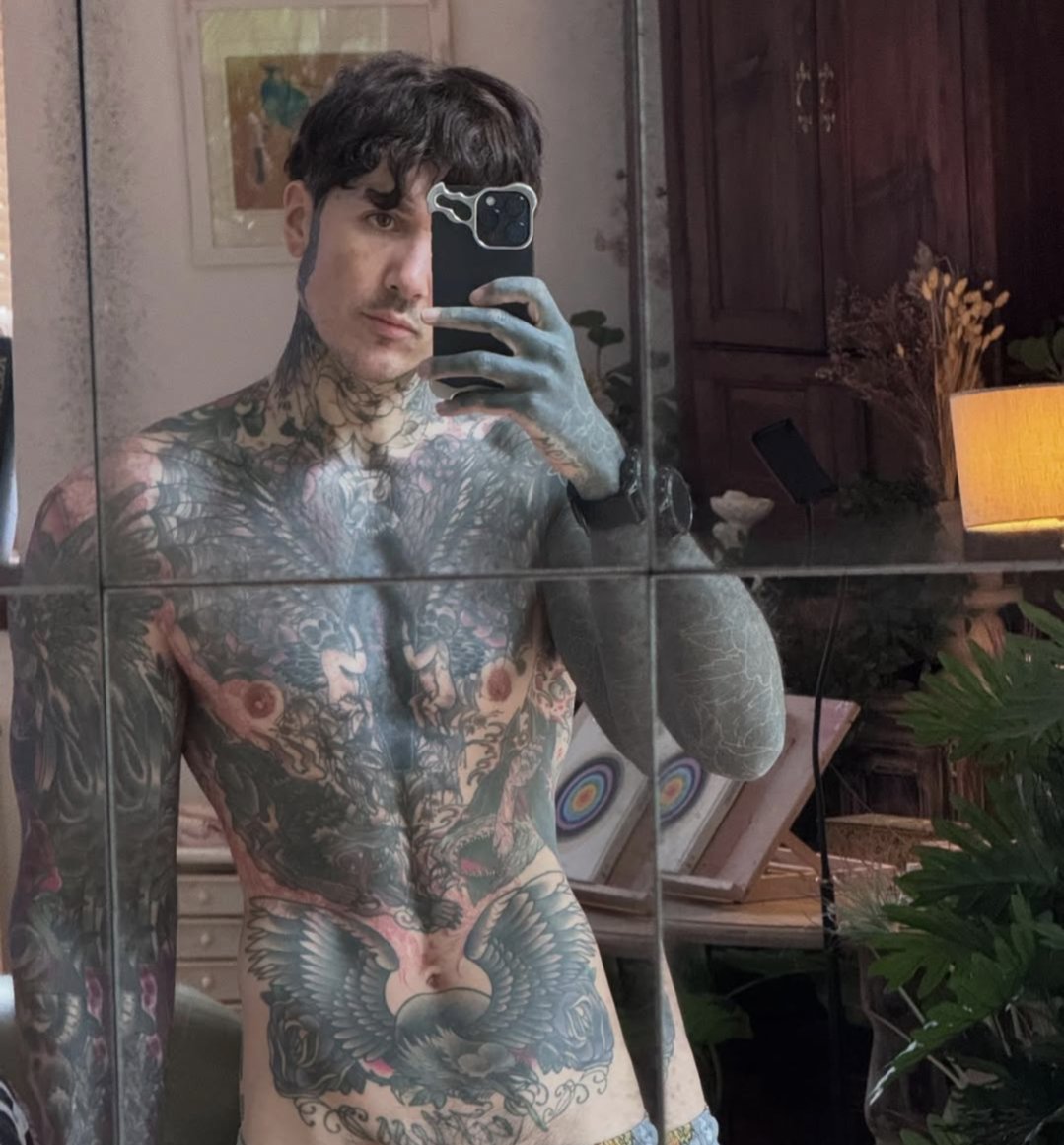 Oli Sykes (Bring Me The Horizon) STUNS in new selfie.