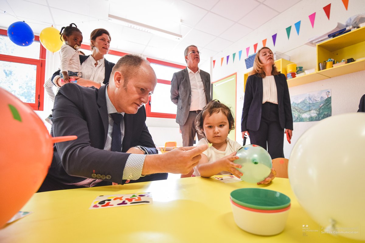 📚 #rentree2025 |
Le préfet du #Morbihan, le DASEN et le maire de #Lorient étaient ce 1er septembre à l’école Bois Bissonnet de #Lorient.
Visite des locaux, échanges avec l’équipe pédagogique et rencontre avec les élèves pour marquer ce jour important de rentrée des classes...