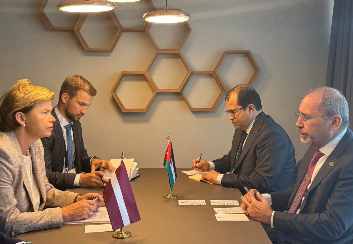 يلتقي الآن نائب رئيس الوزراء ووزير الخارجية وشؤون المغتربين أيمن الصفدي <a href="/AymanHsafadi/">Ayman Safadi</a>، وزيرة خارجية جمهورية لاتفيا، بايبا براجا، <a href="/Braze_Baiba/">Baiba Braže</a>، على هامش أعمال منتدى بليد الاستراتيجي العشرين في سلوفينيا. 

#الأردن 
#لاتفيا 
#BSF2025 

🇱🇻🇯🇴