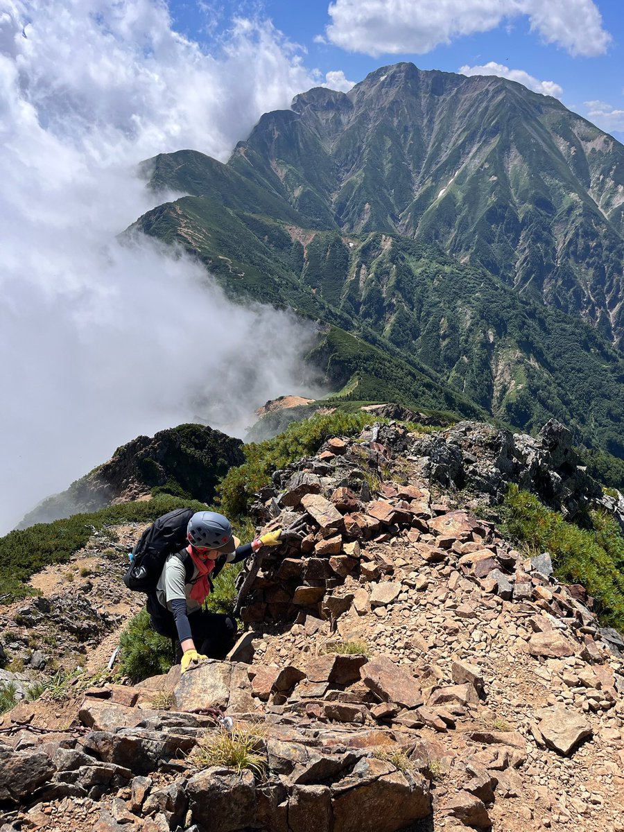 mikaco8yama's tweet image. 前回荒天で諦めた五竜。今回は遠見尾根から登って五竜岳、からの牛首を通って八方尾根へ下山しました。岩場鎖場、緊張したけど楽しかった〜！
五竜山荘は新しくなって、白木の香りがしてめっちゃ快適でした。