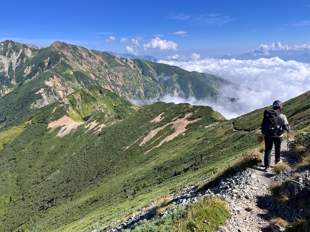 mikaco8yama's tweet image. 前回荒天で諦めた五竜。今回は遠見尾根から登って五竜岳、からの牛首を通って八方尾根へ下山しました。岩場鎖場、緊張したけど楽しかった〜！
五竜山荘は新しくなって、白木の香りがしてめっちゃ快適でした。