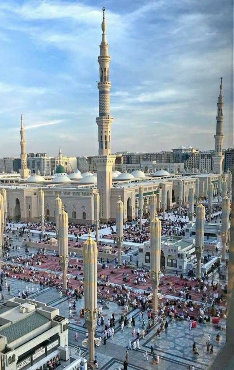 المسجد النبوي يحتوي على أكثر من 250 مظلة متحركة، تُفتح وتُغلق تلقائيًا لحماية المصلين من الشمس والمطر، وتُعد من أكبر المظلات في العالم. 🌤️🕌