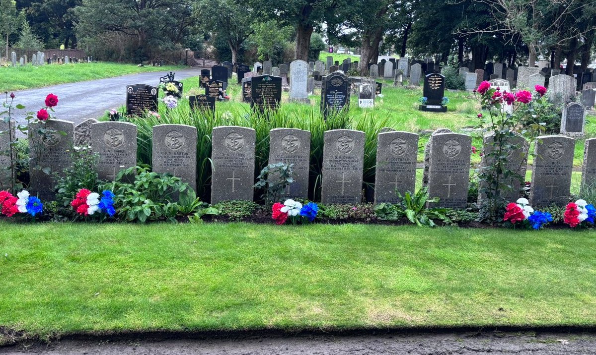 5 crew members were killed on HMS Fiji on 1st September, 1940, when it was torpedoed by the German submarine U-32.
All 5 were buried in Cardonald cemetery, Glasgow 
Today, we remembered all 5 and laid flowers whilst playing our respects 

Lest we Forget these brave sailors 🏴󠁧󠁢󠁳󠁣󠁴󠁿🇬🇧