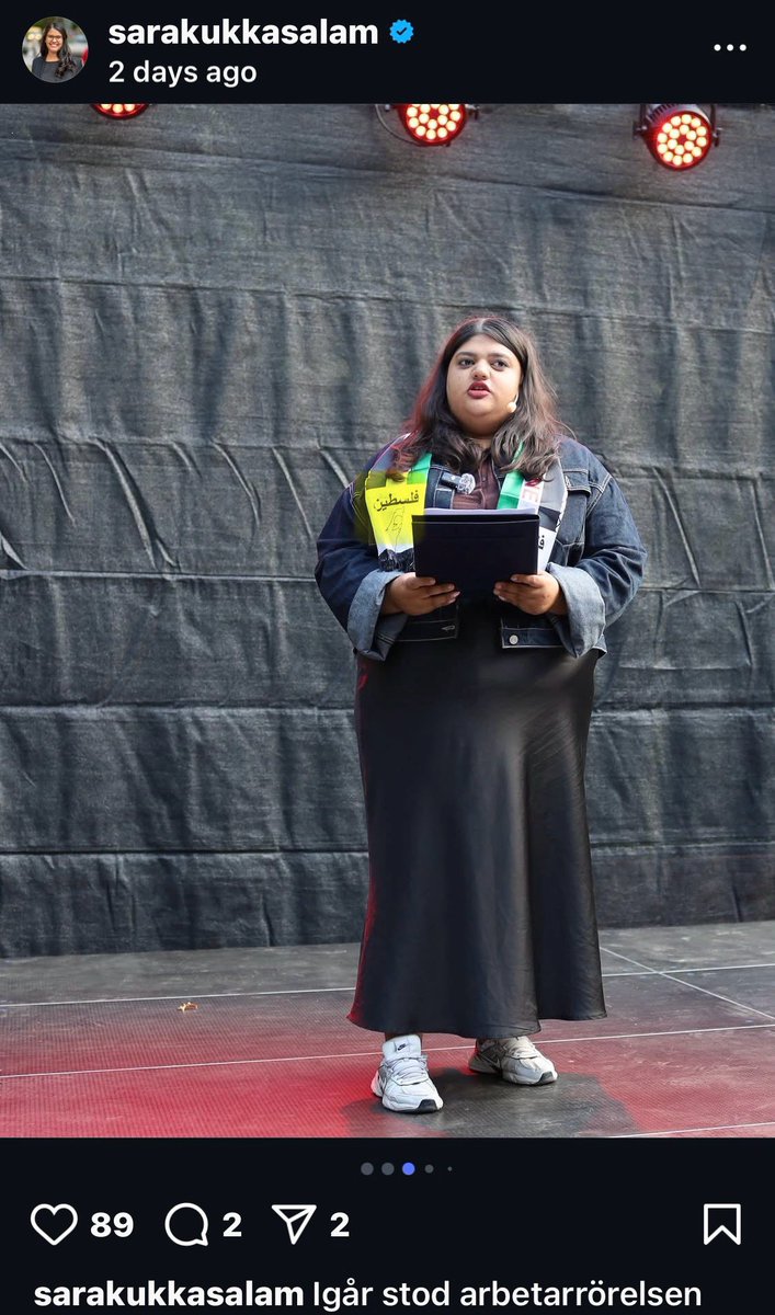 SSU:s ordförande Moska Hassas försöker avfärda de allvarliga anklagelserna om att understödja extremism och terrorromantik med att hon ”fick sjalen av en person på plats och inte såg texten på den”. Antingen fabulerar hon – eller så uppvisar hon ett exceptionellt dåligt omdöme