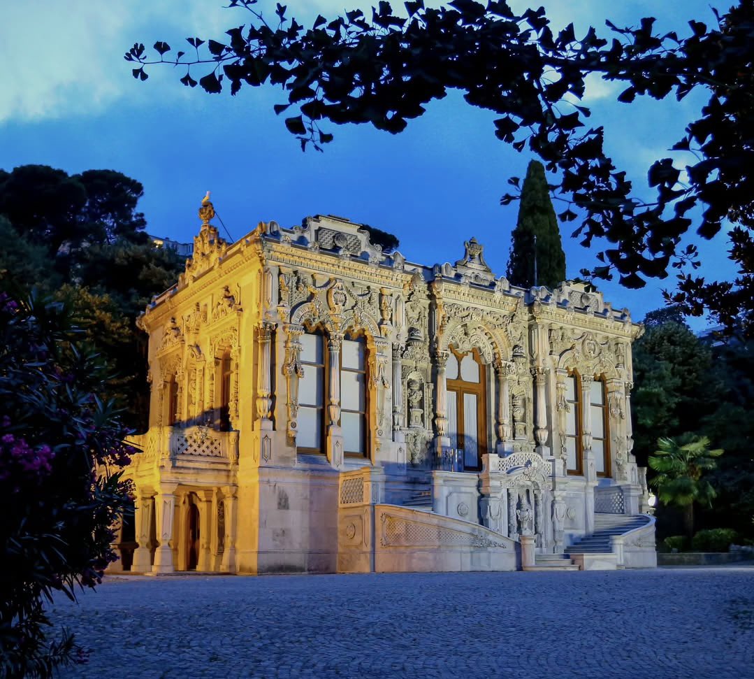 Gece müzeciliği kapsamında 22:00’a kadar açık olan Beşiktaş, Ihlamur Kasrı bahçesini akşam ziyaret et.
