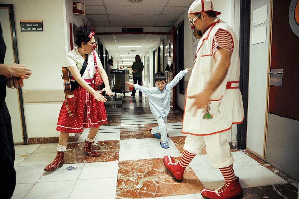 Después de la pausa estival, volvemos a los hospitales con la energía renovada y a tope de alegría. Hoy visitamos por la mañana los servicios pediátricos del Hospital La Fe, del Hospital Clínico de Valencia, del Hospital General de Alicante y del Hospital de Dénia.