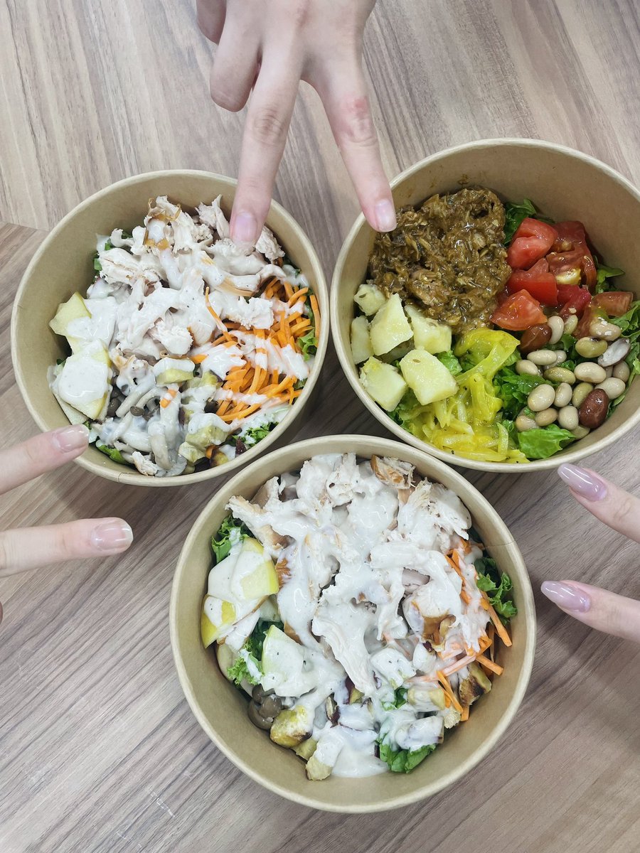 今日からです！！🥗

#WithGreenでVALX
このハッシュタグで感想お待ちしてます🥰

お時間ある方は、ぜひ引用元の動画も見てみてください🙇🏻‍♀️
開発の様子とか商品の詳しい説明をしています！

1食目はスモークチキンの方を☺︎
みよしさんが買ってきてくれた👶🏻🤍