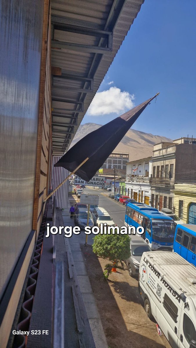 jorgesolimano's tweet image. #iquique vecinos de la plaza Arica comenzaron a instalar banderas negras en protesta por la inseguridad que viven en el sector