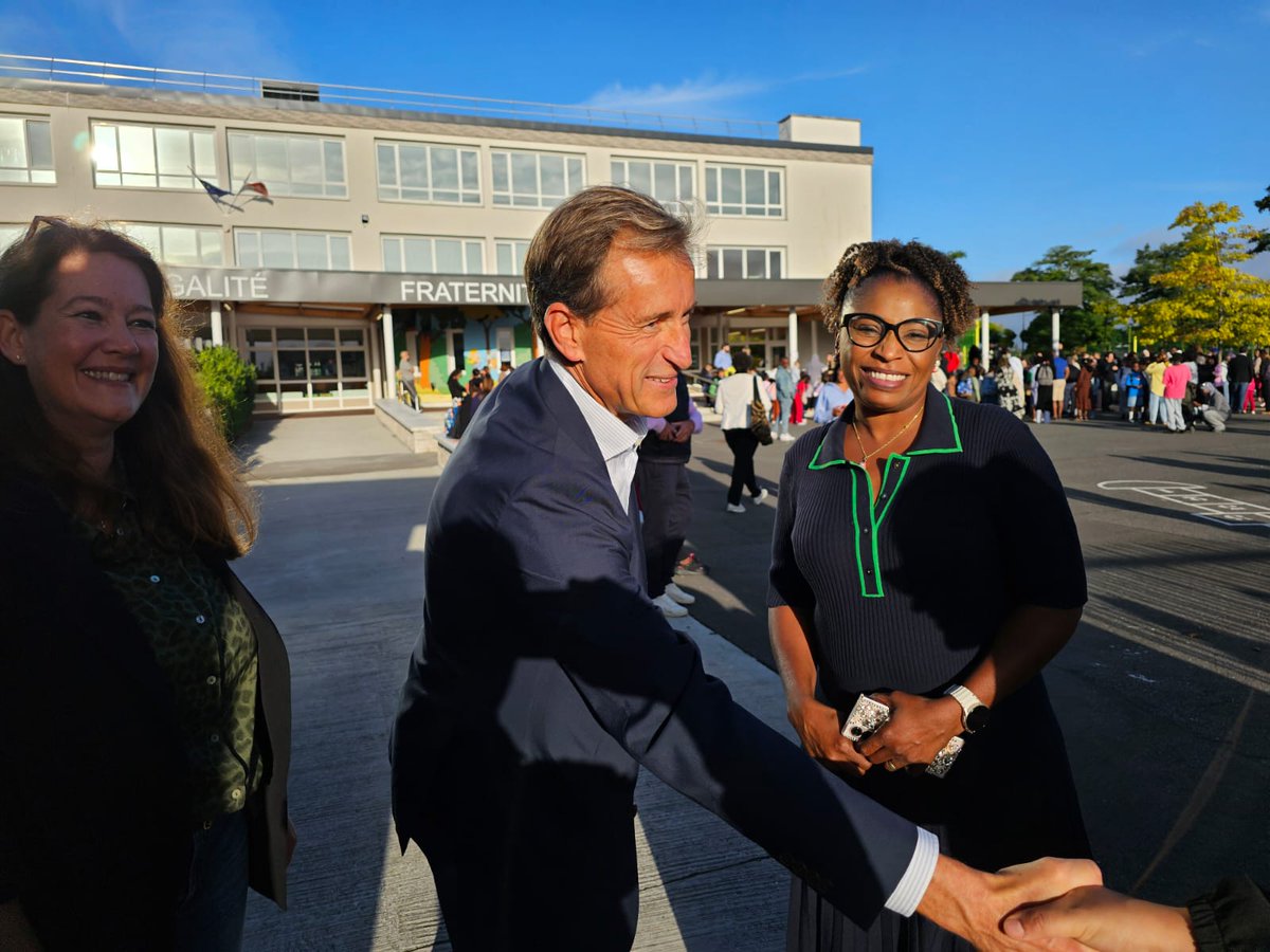 📚 Rentrée ce matin aux écoles des Alouettes et Jacques Prévert, aux côtés de Stéphanie de Freitas et Agnès Conesa-Rouat. Les élus étaient présents dans toutes les écoles de <a href="/CarrieresSseine/">Carrières-sur-Seine</a>.
Bonne rentrée aux 1 354 élèves carrillons, à leurs enseignants et au personnel communal.