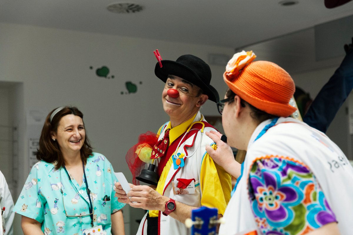 Uno de los beneficiarios de nuestra labor es el personal sanitario. Nuestras actuaciones mejoran el estado emocional de los trabajadores de la salud y disminuyen el estrés asistencial. También contribuyen a una mejor prestación asistencial y a la humanización de la asistencia.