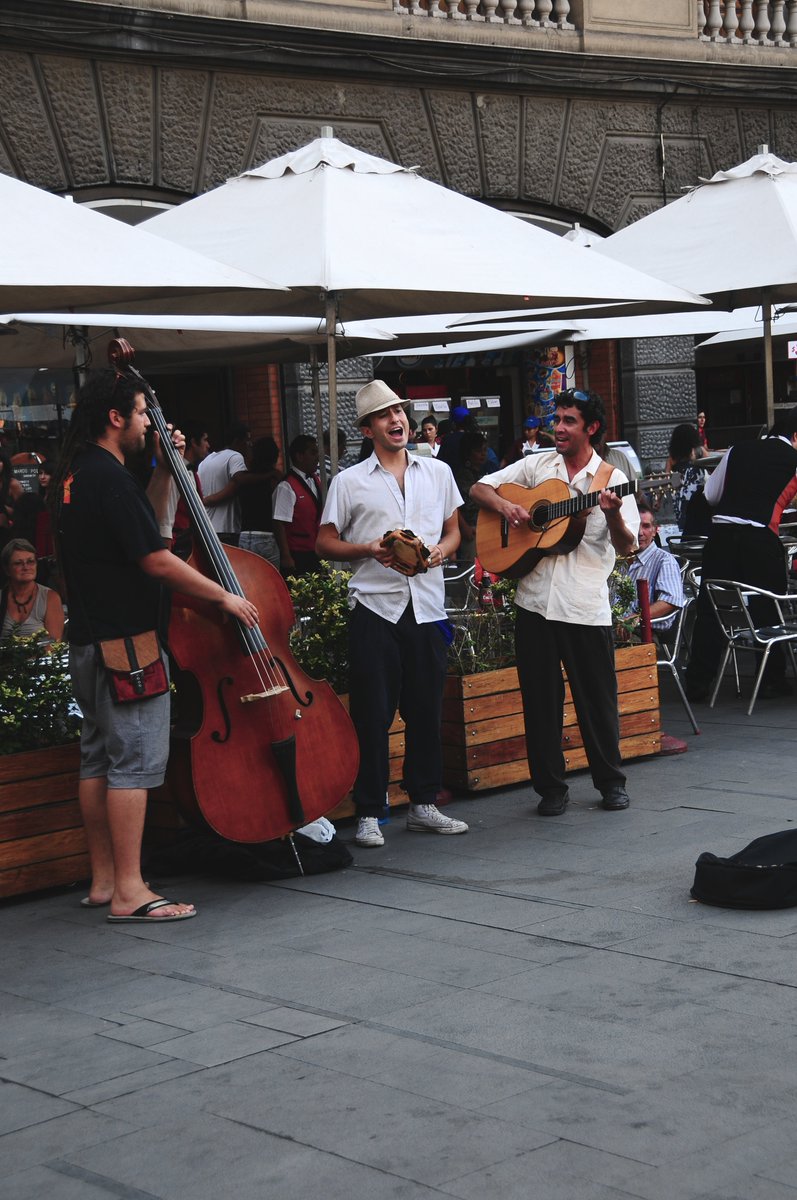 Recuerdos del 2011, haciendo bailar a la muchachada en plaza de armas!
Este domingo estaremos con ”Calleboca Cuecachilena” en la notable Casa de la Cueca desde las  13hrs.
haga sus reservas y acompañenos.
Saludos gente!
Pasamo agostitooooo!
#cueca #calle #chile #calleboca #baile
