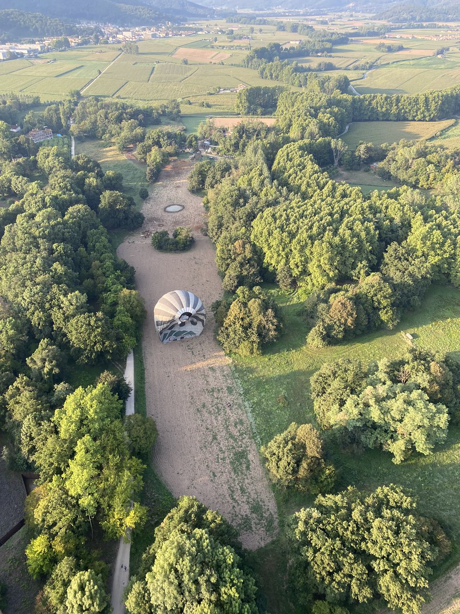 Un cop aterrats, toca desinflar el globus. Per fer-ho obrim la part de dalt perquè l'aire calent pugui sortir i vagi quedant ben pla a terra.
·
#volenglobus #experiencia #volar