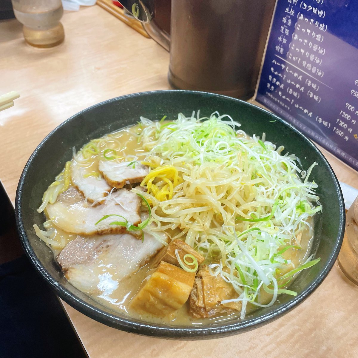 dosanyoi's tweet photo. 路過信玄遇到不用排太久的時刻，就會進店吃碗味噌拉麵配炒飯，非常痛快滿足，雖然三十後半的身體會昏迷🤣
看到Lawson推這個信玄味噌拉麵口味炸雞君，一邊覺得荒謬一邊很誠實地拿日本圓下架🤣
入口那一刻真的有味噌拉麵湯頭的味道，聯名可以做到這程度也是蠻厲害的，推薦給喜歡味噌的人和��雞君蒐集狂🤣 https://t.co/jeIohcxmhN