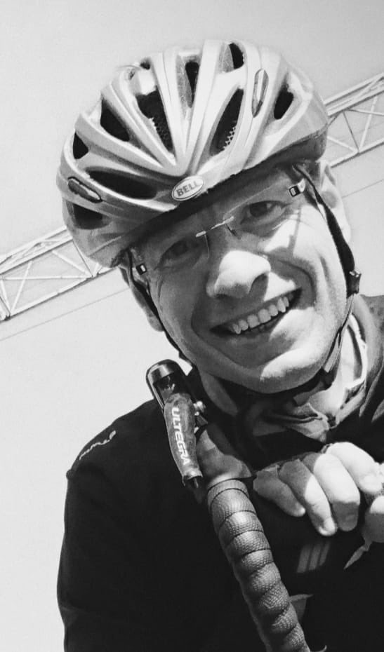 Ben Berkan Kobal, 52 yaşında evli ve bir çocuk babasıydım.Sabah antrenmanımda Ankara Malazgirt bulvarında aşırı hızlı bir araç sürücüsü tarafından öldürüldüm.Ölümüm haberlere yansımadı.Sessiz kalma, bir sonraki sen olacaksın! Susma,sesini çıkart!

#bisikletliölümleridursun