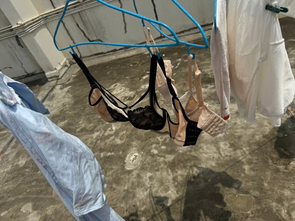 子弹不够用了 

#Footfetish #Feet #Stockings #Heels #Cumonshoes #Kink #Fetish #丝袜 #高跟鞋 #恋足 #原味 #玩鞋 #恋物