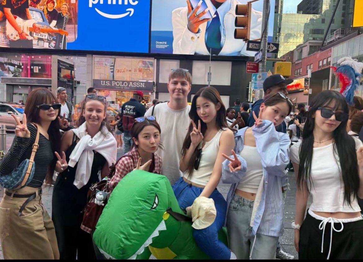 sserapics's tweet image. LE SSERAFIM WITH FEARNOTS AT NEW YORK