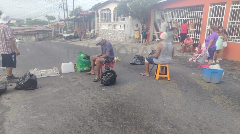 Se reporta cierre de vía en Samaria. Evite esta ruta. Protesta por falta de agua.