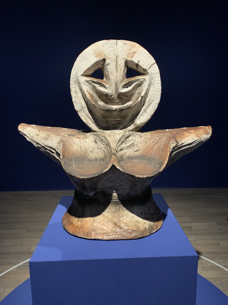 映画『大長編 タローマン 万博大爆発』に登場する先生ロボットを作りました。
制作にあたり、デザイン元になっている岡本太郎さんの彫刻『顔』の実物を観に行きました。
藤井亮監督のデザイン画に沿って、彫刻作品の雰囲気を再現しつつロボットとしてアレンジしています。
#映画タローマン #タローマン