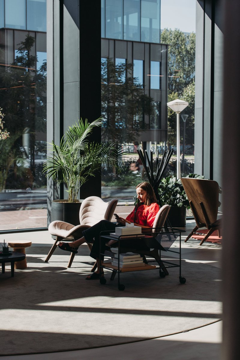Edge_Workspaces's tweet image. ☀️ Don&apos;t take natural light in your office for granted!
Natural light is a catalyst for clarity, energy, and connection. 
This is why our workspaces are flooded with daylight and thoughtfully designed to help people thrive. 
#WhereWellbeingWorks #EDGEWorkspaces