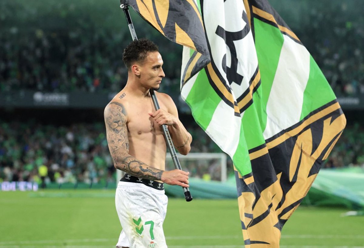 Esta historia de amor no podia acabar un 28 de Mayo perdiendo una final. Rechazando inmensas ofertas, millonarias para él y su familia. Vuelve al Betis,a su Betis. Triana y la sevilla verdiblanca sonrie, gracias por darlo todo y más, D° Antonio 

<a href="/antony00/">Antony Santos</a>