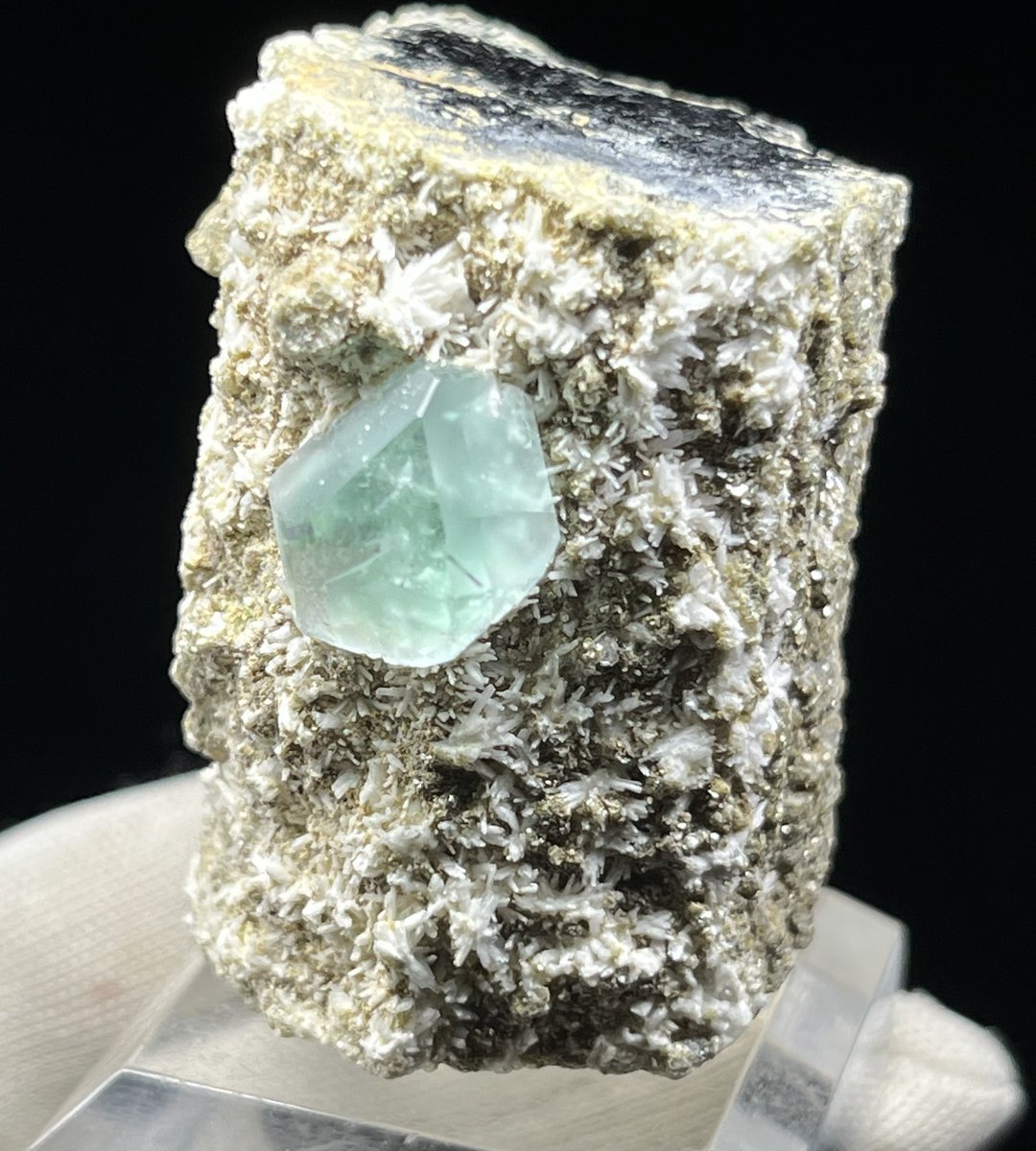 今までに見たことのない、唯一無二のブラックミネラル上のバライト&amp;フローライトの組み合わせ