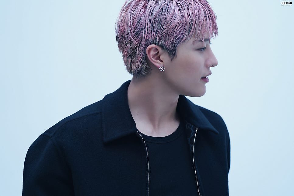 이사진너무좋아서끌어안음
남자어깨가왤케넓음