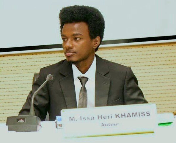 IssayHeri2002's tweet photo. Ne vous placez pas comme si vous êtes le seul éclairé, détenteur de vérité absolue.
Ecoutez bien les avis des autres, ils peuvent facilement vous éviter de tomber dans des pièges ou des évitables erreurs.
On est incomplet, ignorant tjr qelqu chose. Issa Heri Hamiss https://t.co/3JI4znKT1s