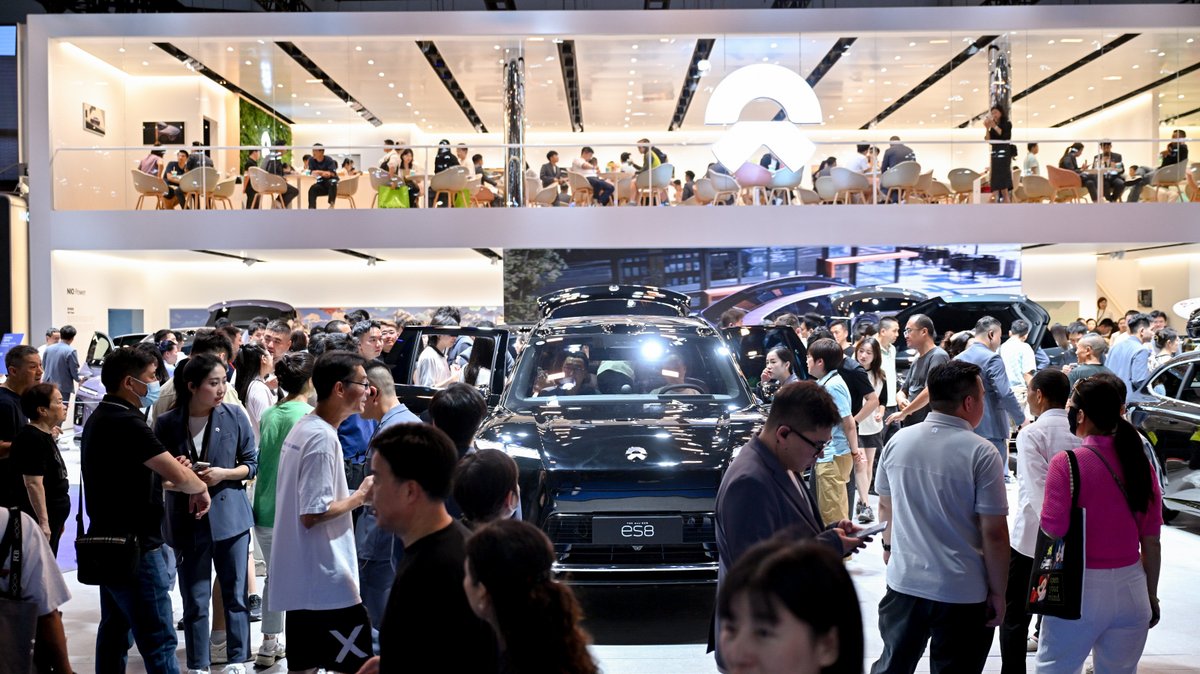 WilliamLiNIO's tweet photo. Huge crowds at the NIO, ONVO, and firefly booths this past weekend at Chengdu Motor Show 2025!🚀 Our large three-row SUVs, the All-New ES8 and ONVO L90, drew nonstop interest, and some users even brought tape measures to size up the frunk!😄
Frontline feedback: many who placed orders are switching from ICE and REEV — they love the large space in all three rows, real comfort in every seat, plus no more recharging worries with NIO's extensive charging + swapping networks. Excited by the momentum. Let's Jiadian!⚡
#NIO #ONVO #firefly #ES8 #L90 #BlueSkyComing #EV