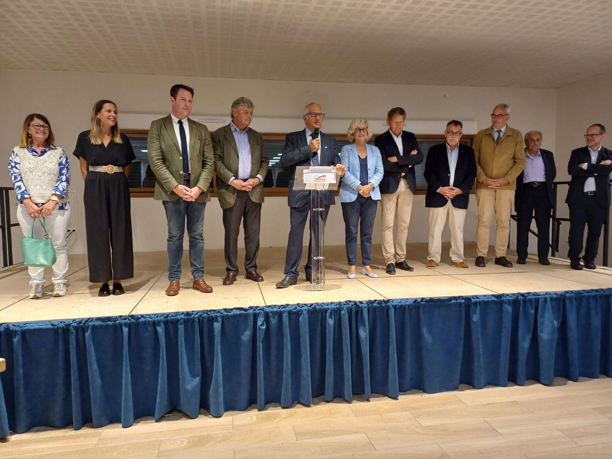 Je me suis rendu à Vineuil pour l’inauguration de la crèche 1, 2, 3 Soleil aux côtés de Bernard Bachellerie, Maire de Vineuil, et d’Alexis Rousseau-Jouhennet.
Une belle avancée pour l’accueil du jeune enfant au sein de notre territoire 👶✨
#Indre #PetiteEnfance