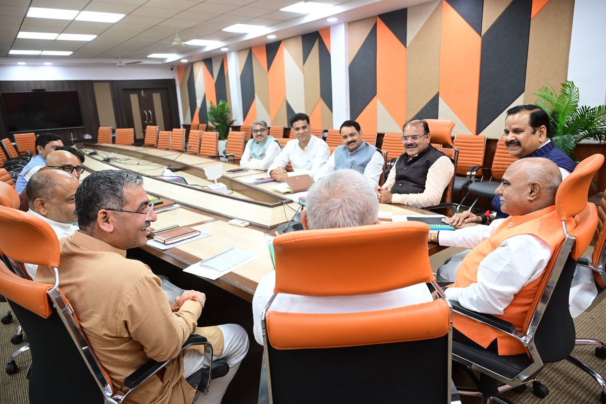 हितानंद Hitanand (@hitanandsharma) on Twitter photo भोपाल, भाजपा प्रदेश कार्यालय में आदरणीय राष्ट्रीय संगठन महामंत्री श्री <a href="/blsanthosh/">B L Santhosh</a> जी की गरिमामयी उपस्थिति में सेवा पखवाड़ा, आत्मनिर्भर भारत सहित अन्य कार्यक्रमों की प्रदेश टोली के सदस्यों की बैठक सम्पन्न हुई। भोपाल, भाजपा प्रदेश कार्यालय में आदरणीय राष्ट्रीय संगठन महामंत्री श्री <a href="/blsanthosh/">B L Santhosh</a> जी की गरिमामयी उपस्थिति में सेवा पखवाड़ा, आत्मनिर्भर भारत सहित अन्य कार्यक्रमों की प्रदेश टोली के सदस्यों की बैठक सम्पन्न हुई।