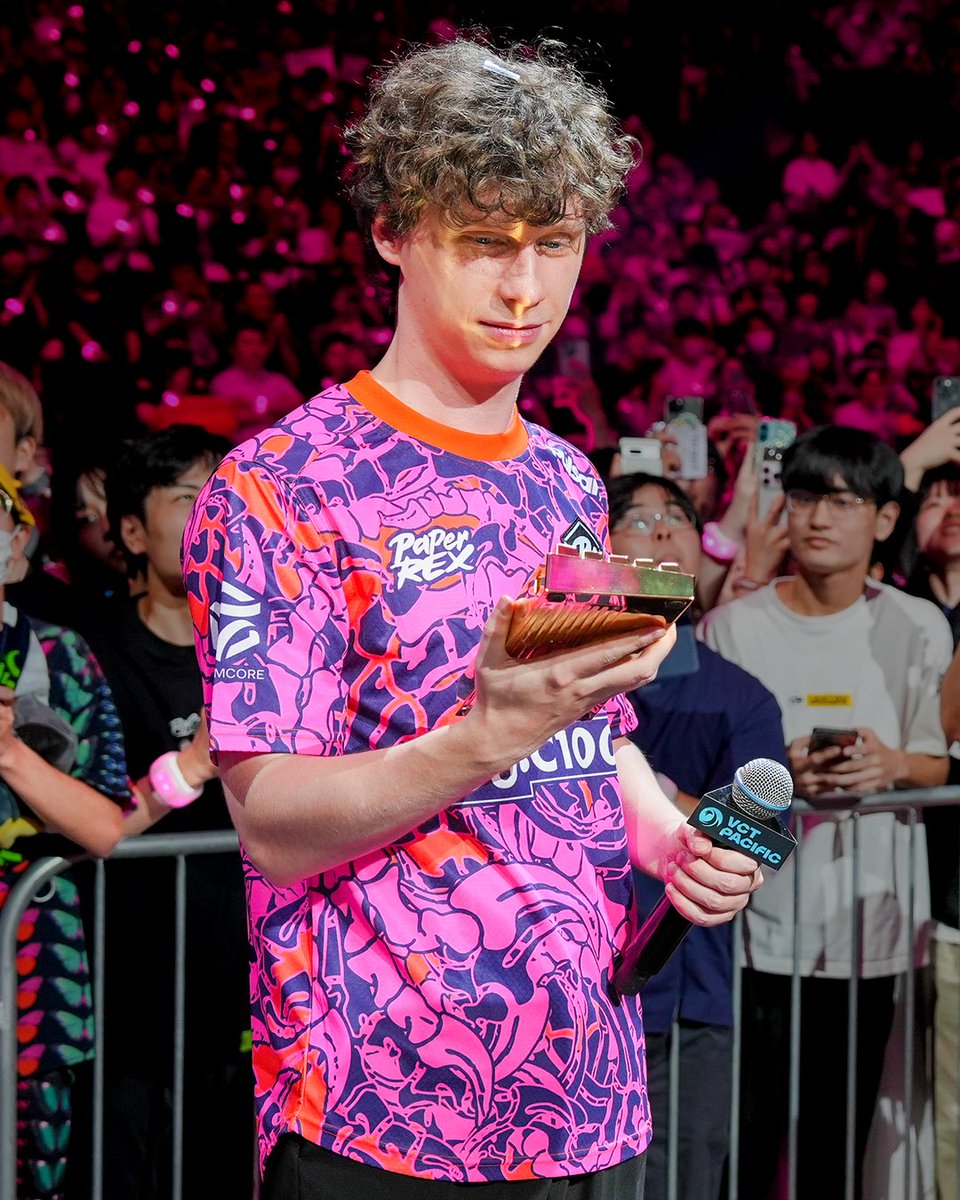 We're goin' up, up, up
It's our moment
You know together we're glowing
Gonna be, gonna be goldеn