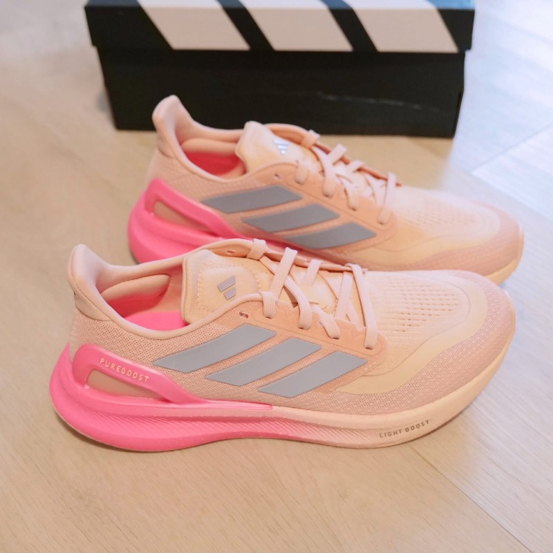 mayrosesdotcom's tweet photo. สวยตะโกนนนน Adidas รองเท้าวิ่ง Pureboost 5 นุ่มเบา สีโคตรสวยค่ะ ตรงโลโก้สีเงินแบบเรืองแสงด้วย สำหรับสาวหวานๆป้ายยาคู่นี้เลย 💕