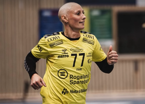 I dag fortjener hende her al den respekt og hæder, hun kan få. 

Diagnosticeret med brystkræft i juni. Sidste "hårde" kemobehandling tirsdag. Søndag fuld tid og fire mål i comebacket. 

Camilla Herrem 🌟