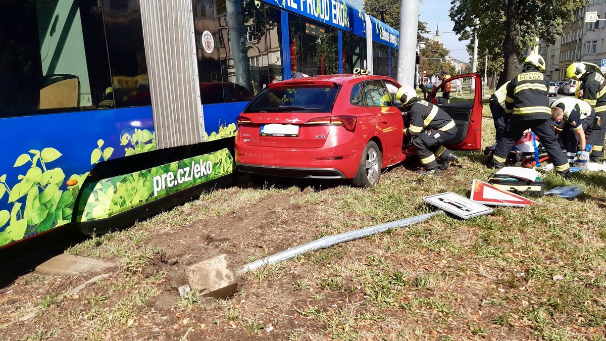 HasiciPraha's tweet image. Dvě jednotky vyjely do ulice Jugoslávských partyzánů, kde došlo k dopravní nehodě osobního automobilu a tramvaje. Dvě osoby byly předány do péče ZZS. Provedli jsme zajištění havarovaného vozidla. Provoz tramvají je již obnoven 🚒