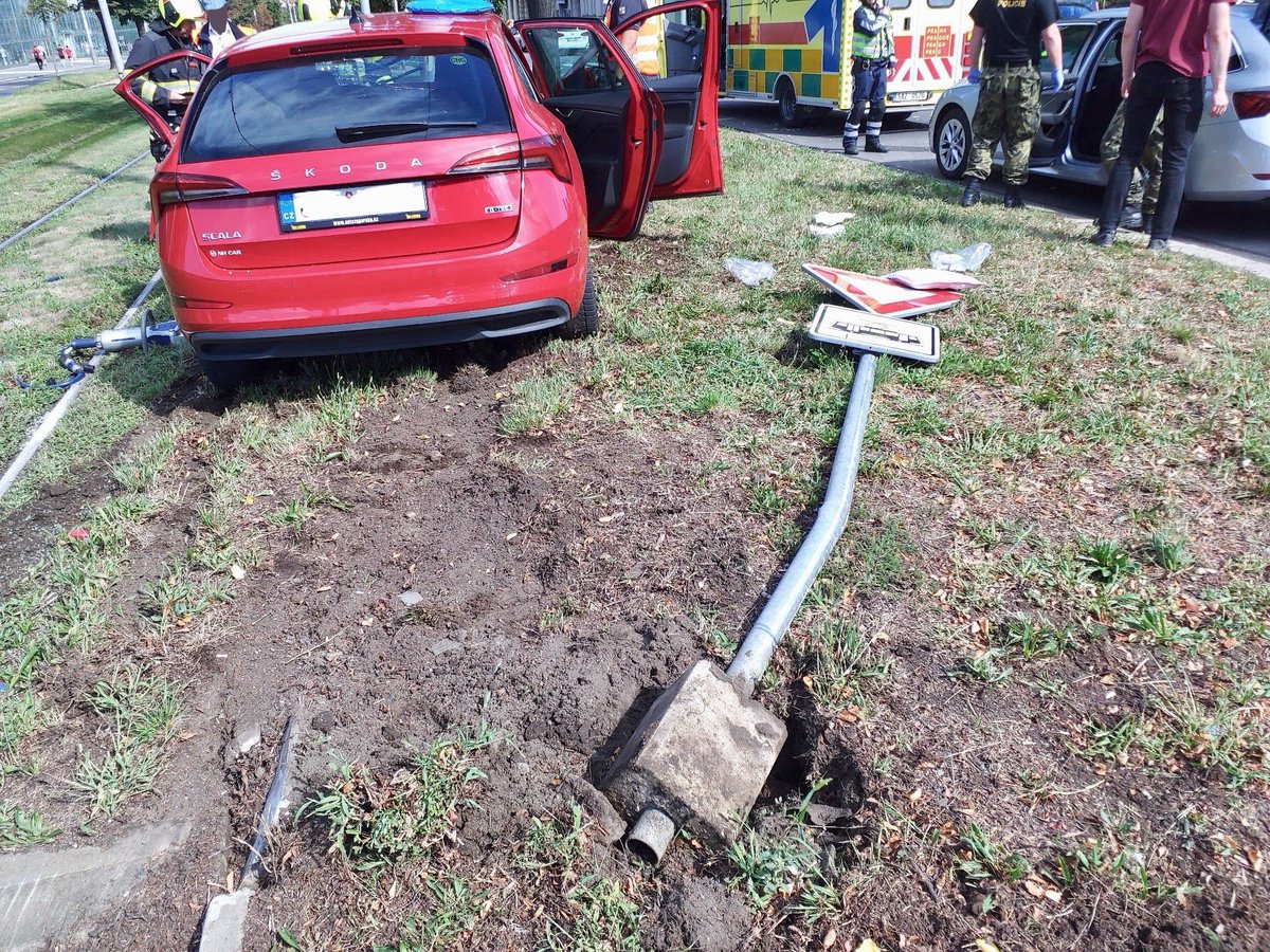HasiciPraha's tweet image. Dvě jednotky vyjely do ulice Jugoslávských partyzánů, kde došlo k dopravní nehodě osobního automobilu a tramvaje. Dvě osoby byly předány do péče ZZS. Provedli jsme zajištění havarovaného vozidla. Provoz tramvají je již obnoven 🚒