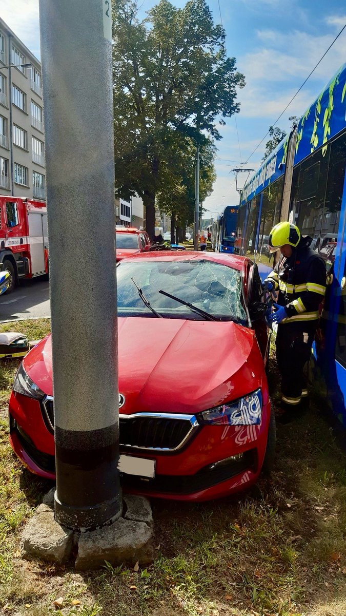 HasiciPraha's tweet image. Dvě jednotky vyjely do ulice Jugoslávských partyzánů, kde došlo k dopravní nehodě osobního automobilu a tramvaje. Dvě osoby byly předány do péče ZZS. Provedli jsme zajištění havarovaného vozidla. Provoz tramvají je již obnoven 🚒