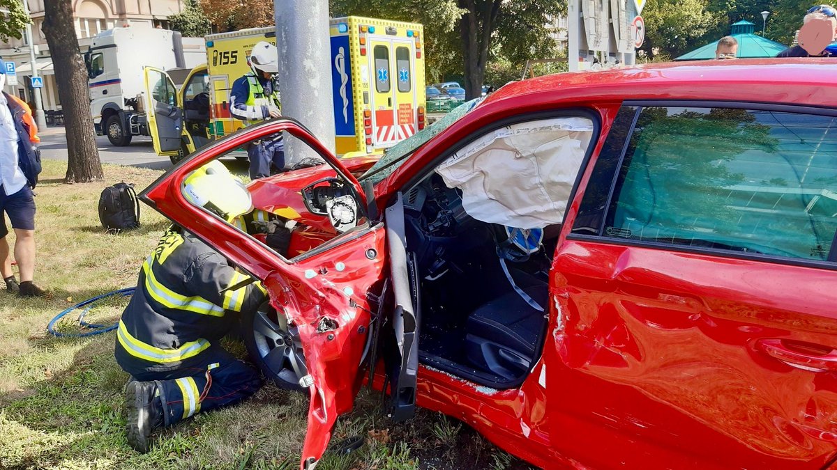 HasiciPraha's tweet image. Dvě jednotky vyjely do ulice Jugoslávských partyzánů, kde došlo k dopravní nehodě osobního automobilu a tramvaje. Dvě osoby byly předány do péče ZZS. Provedli jsme zajištění havarovaného vozidla. Provoz tramvají je již obnoven 🚒