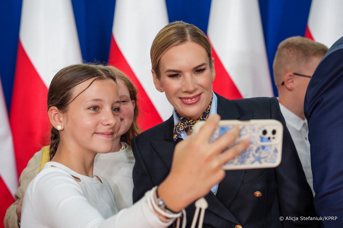 Kancelaria Prezydenta RP (@prezydentpl) on Twitter photo Witaj, szkoło! ☺️
Prezydent RP <a href="/NawrockiKn/">Karol Nawrocki</a> wraz z Małżonką Martą Nawrocką wzięli udział w inauguracji roku szkolnego 2025/2026 w Publicznej Szkole Podstawowej im. Jana Pawła II w Wolanowie. Witaj, szkoło! ☺️
Prezydent RP <a href="/NawrockiKn/">Karol Nawrocki</a> wraz z Małżonką Martą Nawrocką wzięli udział w inauguracji roku szkolnego 2025/2026 w Publicznej Szkole Podstawowej im. Jana Pawła II w Wolanowie.