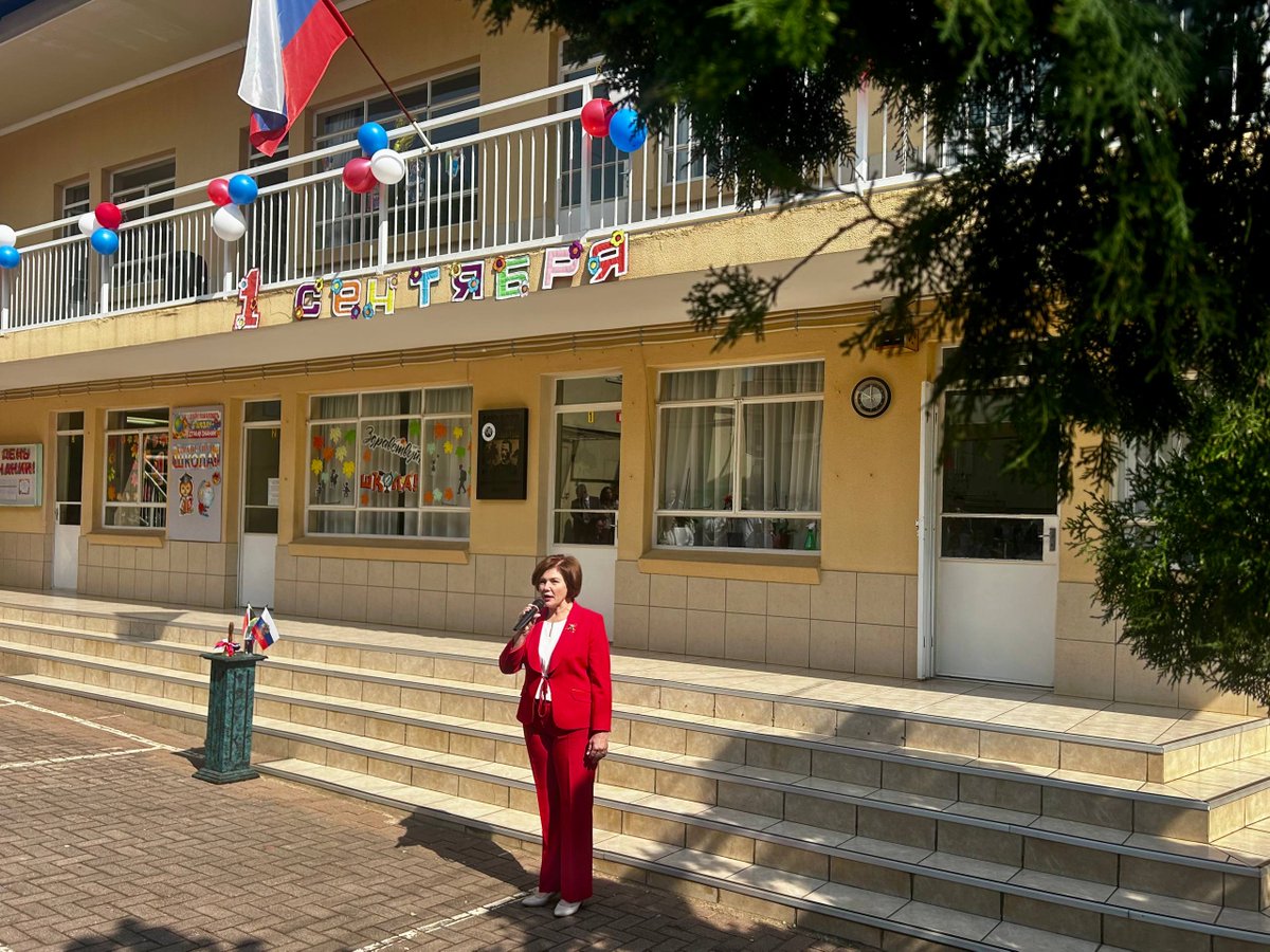 EmbassyofRussia's tweet image. 📚🤩 Back to school!

Today Russia marks #KnowledgeDay. 

The Russian School in Pretoria held a festive gathering, with Embassy reps &amp;amp; Principal Elena Bezrukova congratulating students, teachers &amp;amp; parents.
