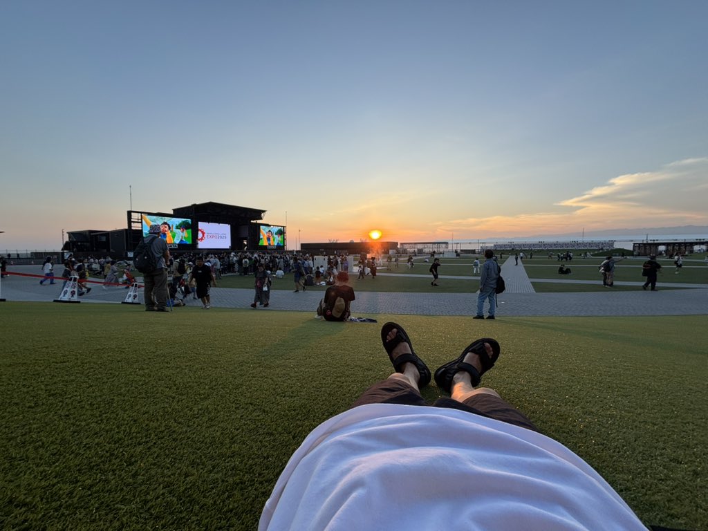 万博で夕陽みながらごろごろ🫠