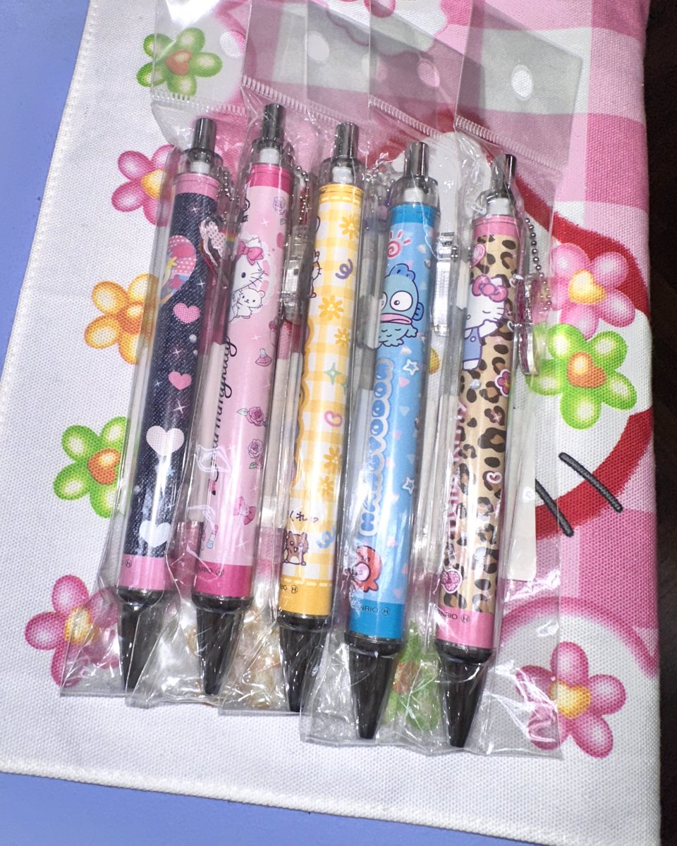 #카치입고 
산리오 챰 키링 볼펜 입고 🎀🖊️
(헬로키티, 우사하나, 챠미키티, 한교동, 쿠리링)