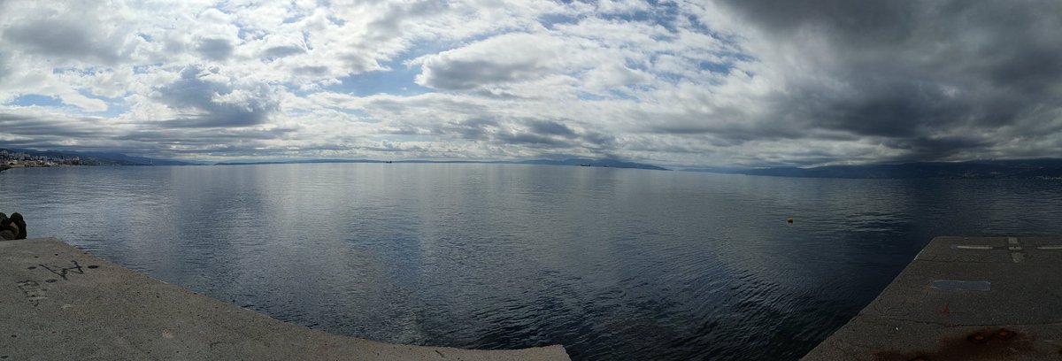 La photo ne rend absolument rien, mais voici la vue sur la Baie de Kvarner depuis la ville de Rijeka en Croatie.
#GrandTour