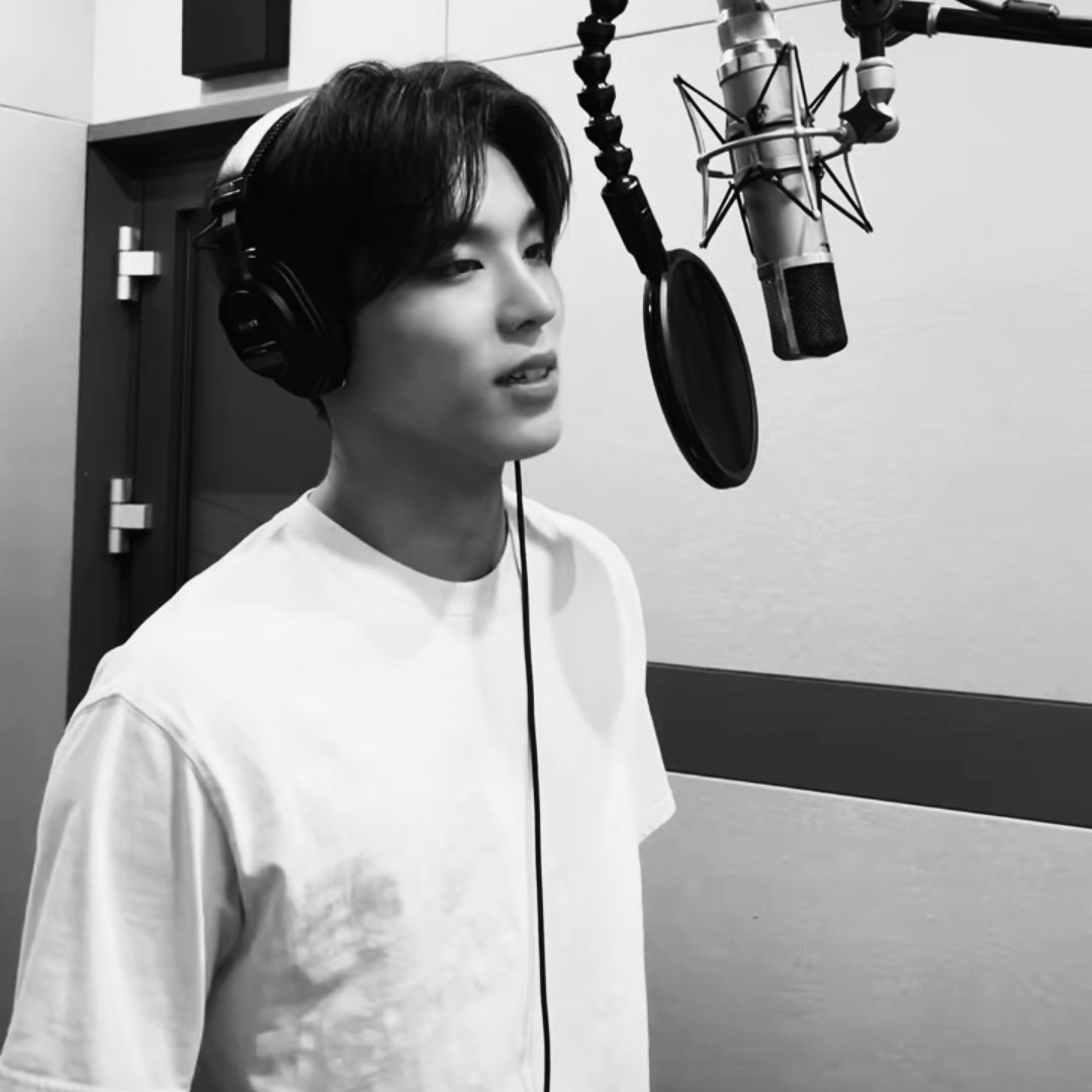 jeongwooorld's tweet photo. 📸 ARs Recording Behind

#박정우 #PARKJEONGWOO https://t.co/ou3KE73vg9