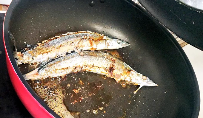 新サンマを見かけたので今年の初サンマをきめる! 写真の前に摘まれてしまった…!美味しいから仕方ないね。